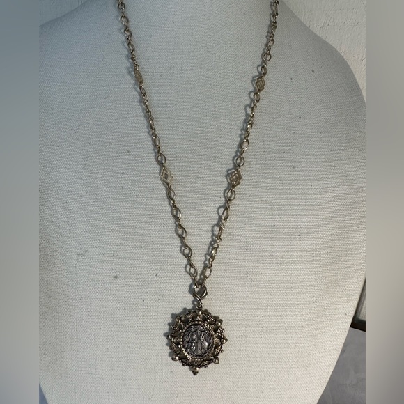 Unusual amulet style pendant with intricate goldtone chain - Picture 4 of 6